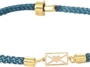 Bracelet femme en or 18 carats – Cordon bleu tressé avec pendentif “enveloppe cœur” en or jaune – Bijou raffiné et idée cadeau romantique pour anniversaire ou Saint-Valentin – Sali Gold Paris – 0.31 g