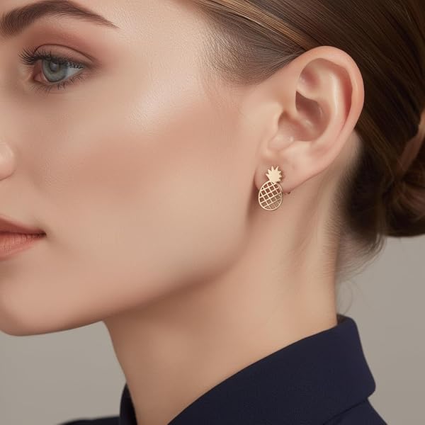 Boucles d’oreilles Bouton pressoir – or 18 carats – 0.6 gr – design motif ananas délicat – touche exotique – Valeur refuge – Idée cadeau – poinçon 750 – Certificat d’authenticité – Salia Gold Paris - Image 3