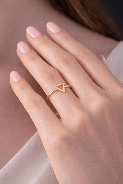Salia Gold Paris Bague – or 18 Carats – 0.98 gr – Triangle doré minimaliste – Valeur refuge – Idée cadeau – poinçon 750 – Certificat d’authenticité - Image 3
