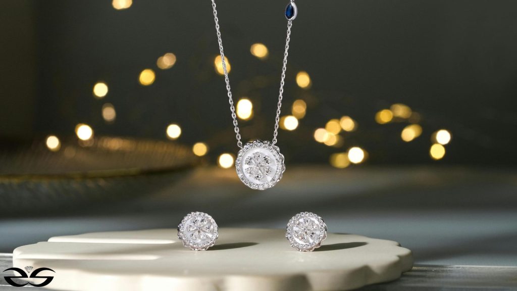 Bijoux assortis à une tenue élégante