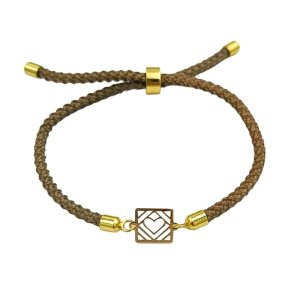 Bracelet en or jaune 18 carats – 0.27 gr Or 750/1000 – Plaque élégante un Carré avec un coeur au centre – Élégance subtile – Salia Gold Paris