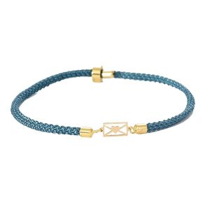Bracelet femme en or 18 carats – Cordon bleu tressé avec pendentif “enveloppe cœur” en or jaune – Bijou raffiné et idée cadeau romantique pour anniversaire ou Saint-Valentin – Sali Gold Paris – 0.31 g