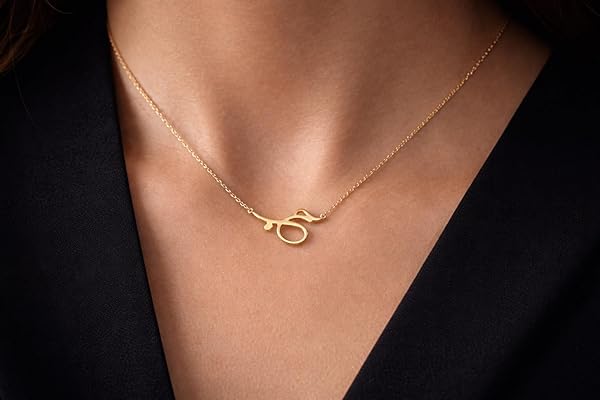 Collier – or 18 carats – 1.66 gr – design gravé du mot arabe حبّ, élégance intemporelle – symbole élégant – Valeur refuge – Idée cadeau – poinçon 750 – Certificat d’authenticité – Salia Gold Paris - Image 3