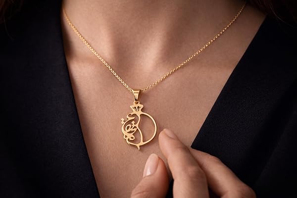 Collier – or 18 carats – 2.77 gr – design calligraphique oriental ajouré avec couronne – symbole élégant – Valeur refuge – Idée cadeau – poinçon 750 – Certificat d’authenticité – Salia Gold Paris - Image 3