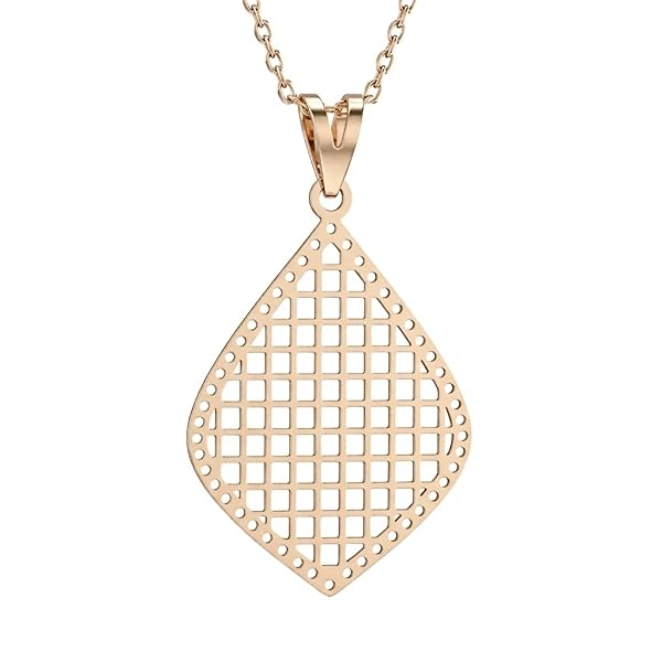 Pendentif – or 18 carats – 1.06 gr – design dentelle losange, léger, raffiné et intemporel – symbole élégant – Valeur refuge – Idée cadeau – poinçon 750 – Certificat d’authenticité – Salia Gold Paris