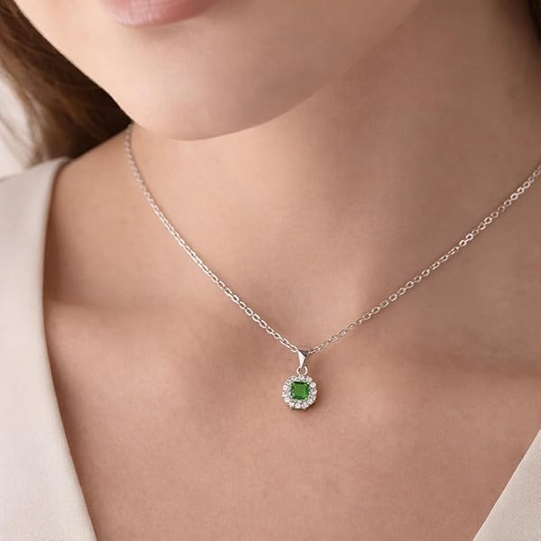 Pendentif – or blanc 18 carats – 0.48 gr – carré avec pierre verte émeraude et halo de pierres blanches – Valeur refuge – Idée cadeau – poinçon 750 – Certificat d’authenticité – Salia Gold Paris - Image 3