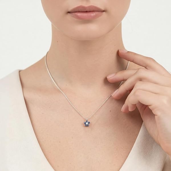 Salia Gold Paris Pendentif – or blanc 18 Carats – 1.40 gr – En forme de fleur délicatement serti de zirconiums bleu nuit – Valeur refuge – Idée cadeau – poinçon 750 – Certificat d’authenticité - Image 3